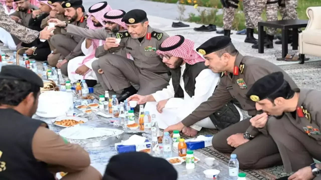 لماذا يترك أمير قصره وقت الإفطار لمشاركة وجبة مع رجال الأمن؟